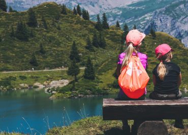 Bambini che studiano in mezzo alla natura